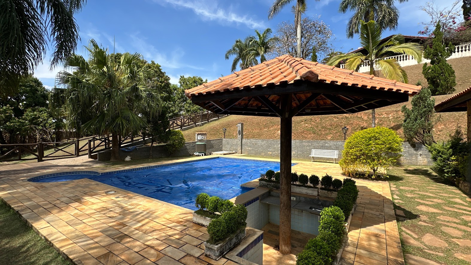 Chácara no Porta do Sol com 12.000 m², Piscina, Campo e Casa
