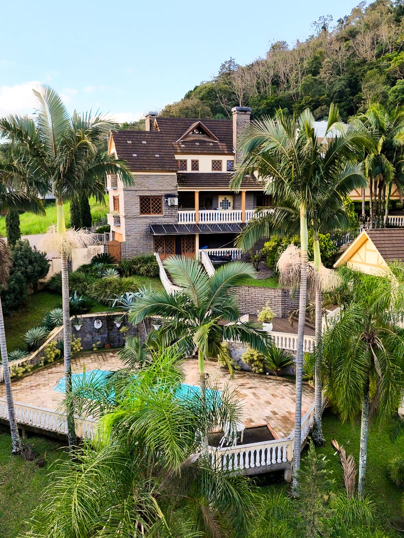Mansão com piscina e salão de festas no Higienópolis