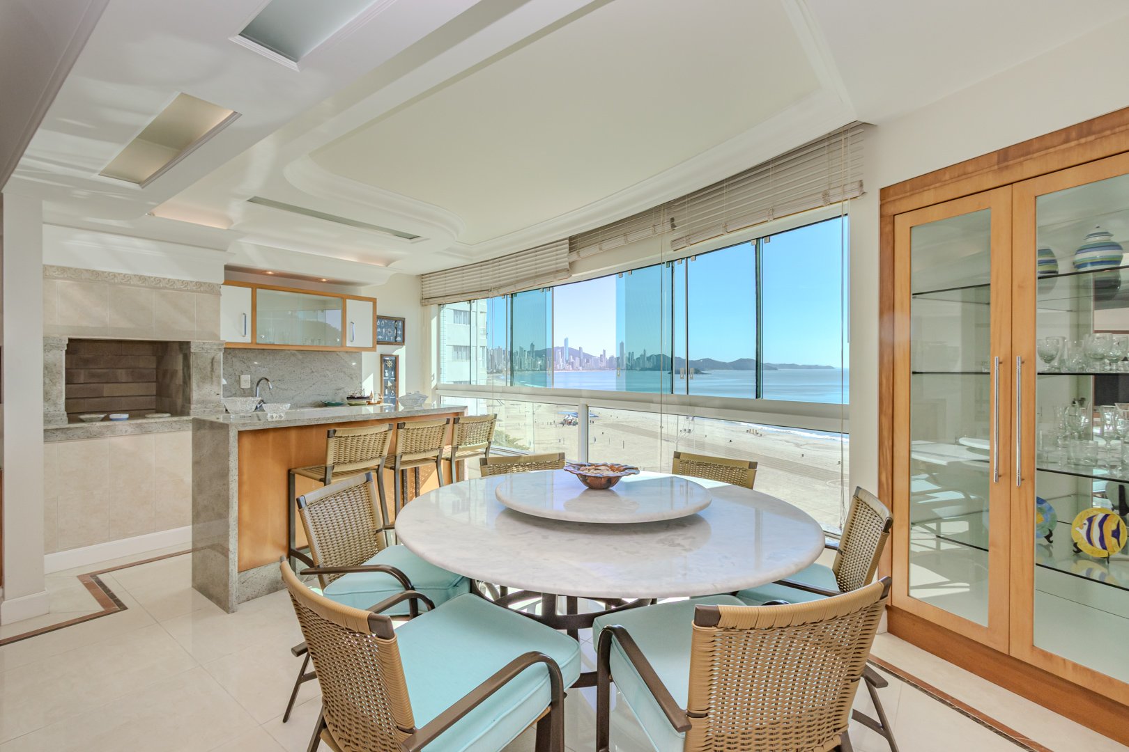 Apartamento Frente Mar em Villa Cora à venda no centro de Balneário Camboriú