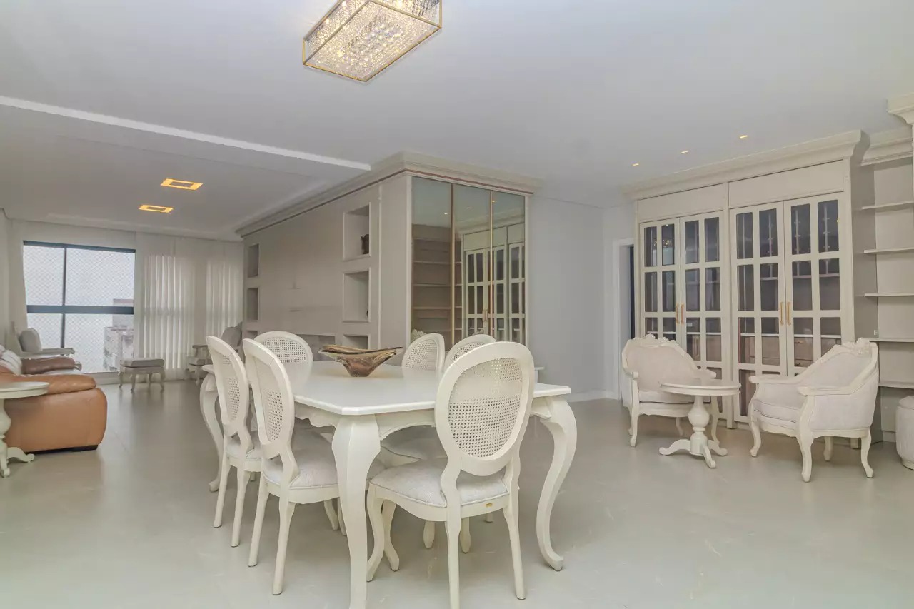 Apartamento no Edifício Muller Ocean Club à venda no centro de Balneário Camboriú