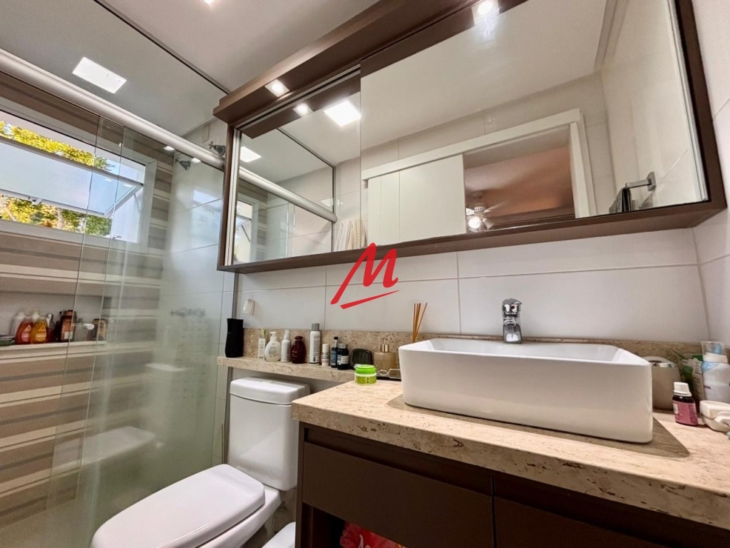 Belíssimo duplex com pátio - Foto 18