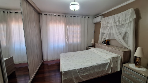 Casa na Avenida com 3 dormitórios e amplo pátio com Piscina - Foto 17