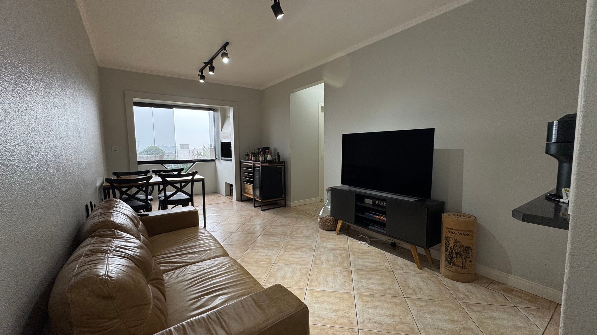 Apartamento de 2 dormitórios semi mobiliado