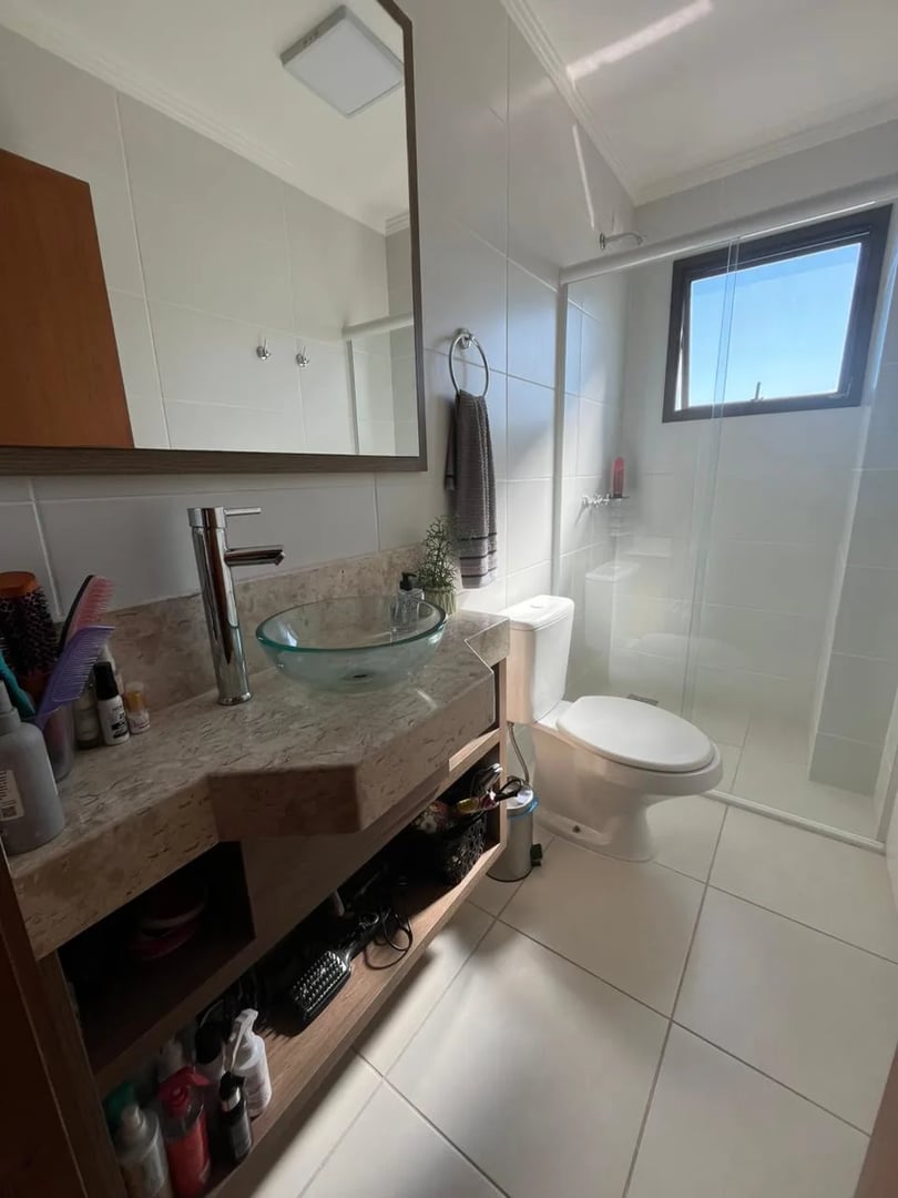 Apartamento semimobiliado no Centro com 2 dormitórios, sendo 1 suíte com ótima vista para o pôr do sol. - Foto 12