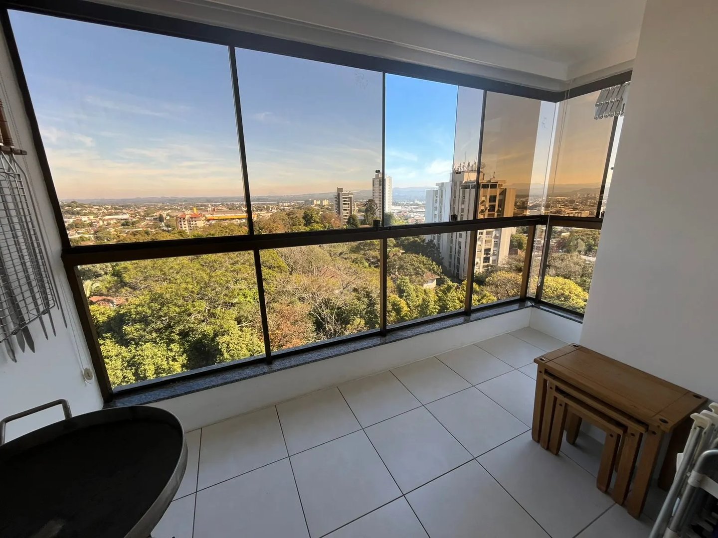 Apartamento semimobiliado no Centro com 2 dormitórios, sendo 1 suíte com ótima vista para o pôr do sol. - Foto 7