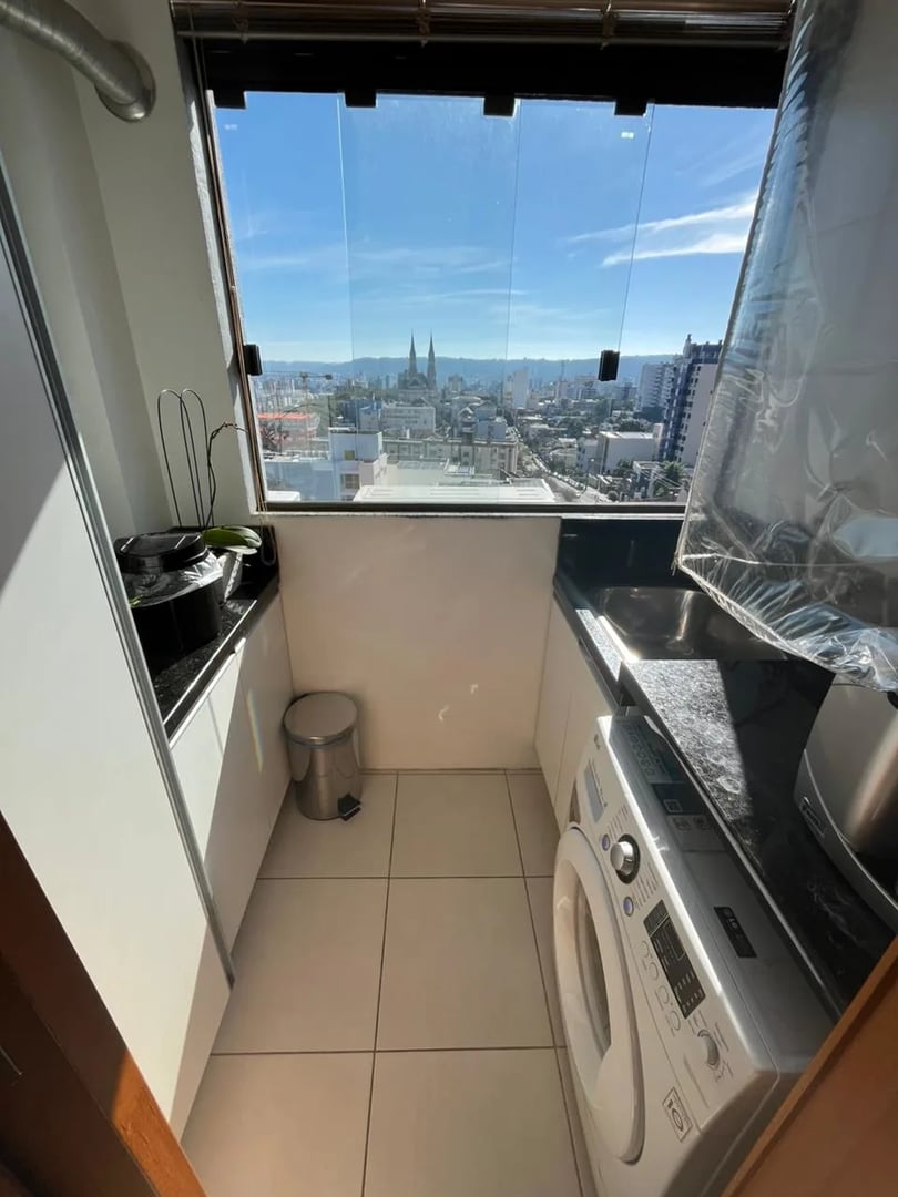 Apartamento semimobiliado no Centro com 2 dormitórios, sendo 1 suíte com ótima vista para o pôr do sol. - Foto 21