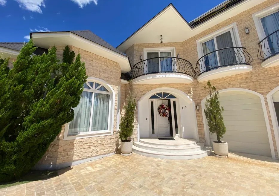 Casa de condomínio com 4 quartos