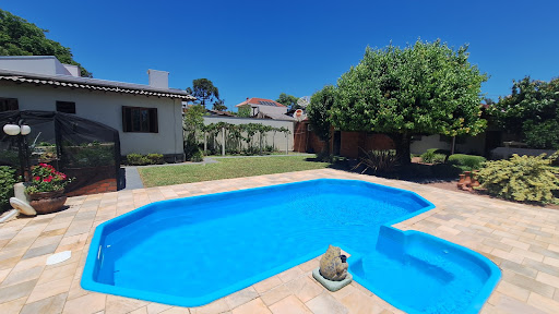 Casa na Avenida com 3 dormitórios e amplo pátio com Piscina - Foto 3