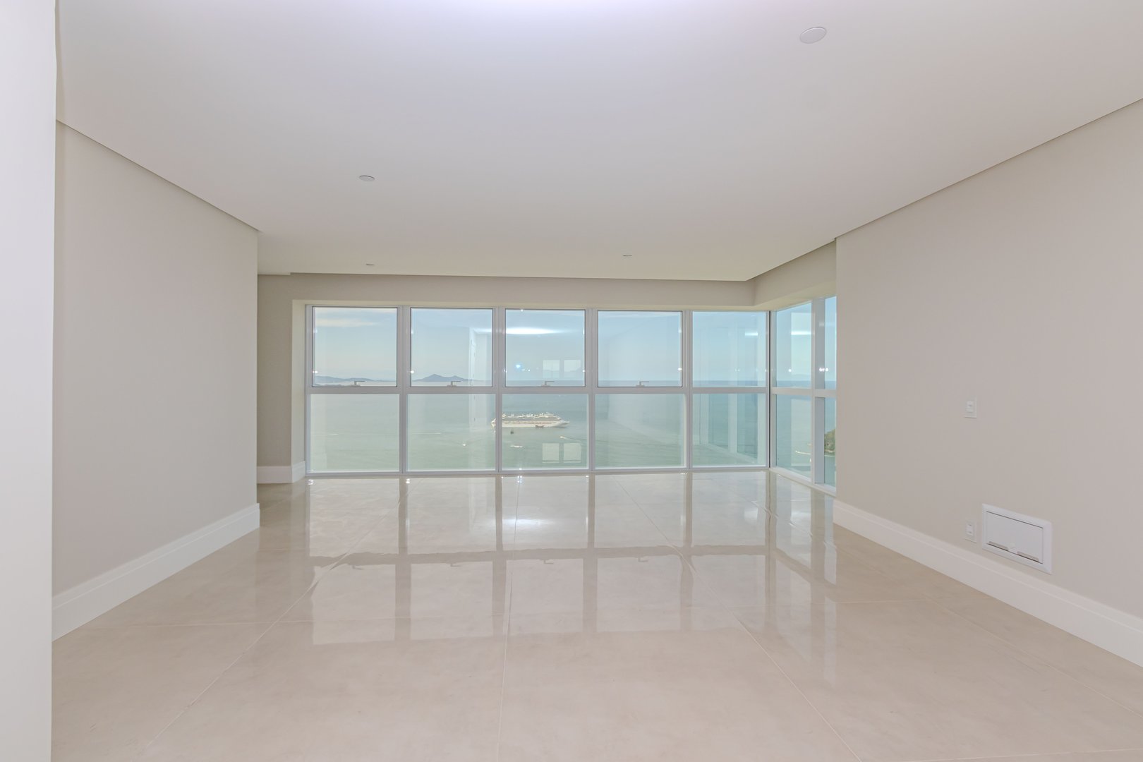 Apartamento Frente Mar no Edifício One Tower à venda no centro de Balneário Camboriú