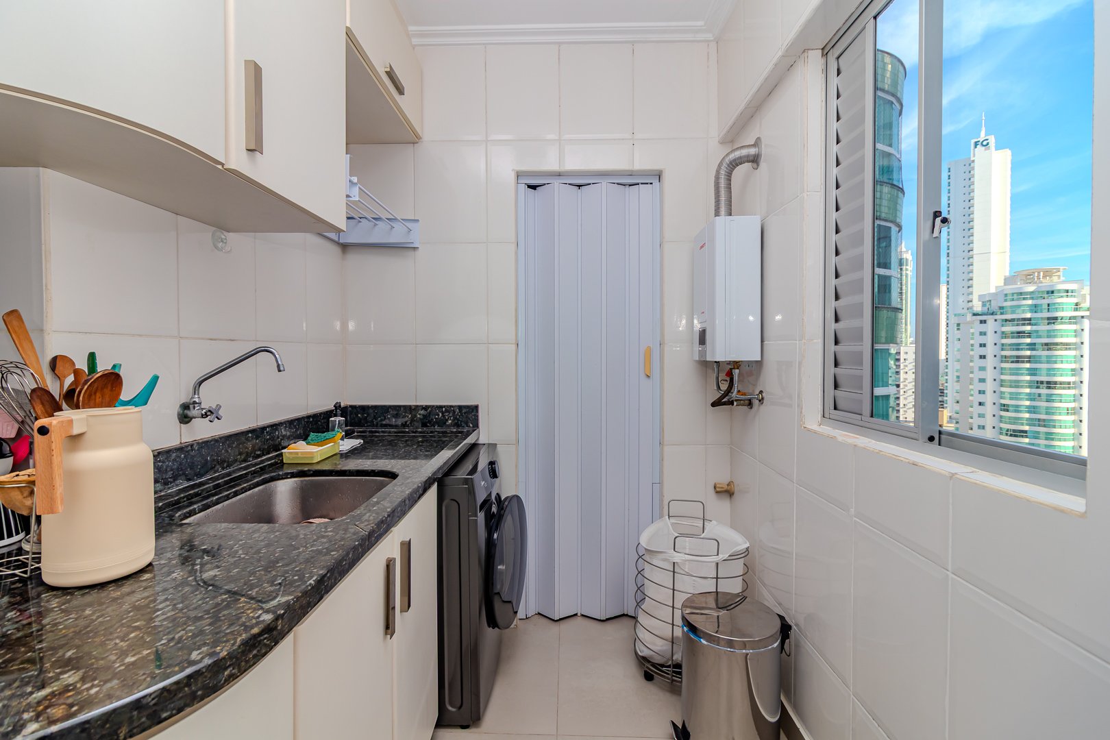Apartamento quadra mar no Edifício Paris à venda no centro de Balneário Camboriú — foto 19