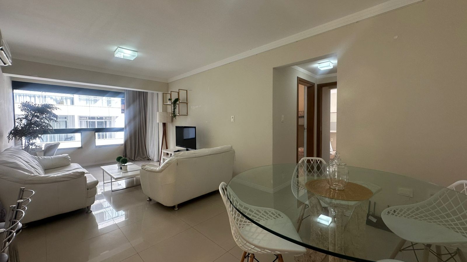 Apartamento Quadra Mar no Edifício Dona Dora à venda no centro de Balneário Camboriú — foto 3