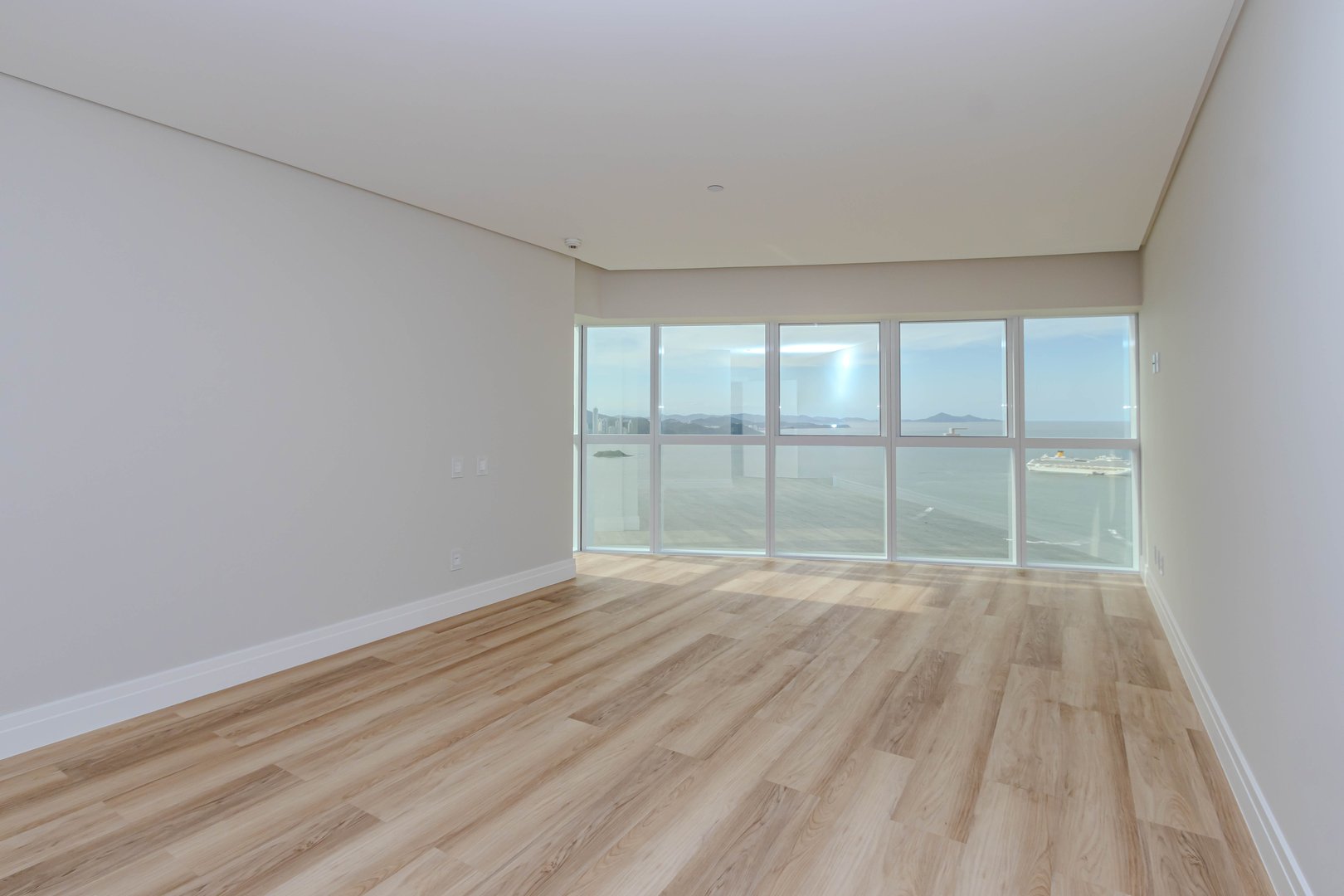 Apartamento frente mar no Edifício One Tower à venda no centro de Balneário Camboriú