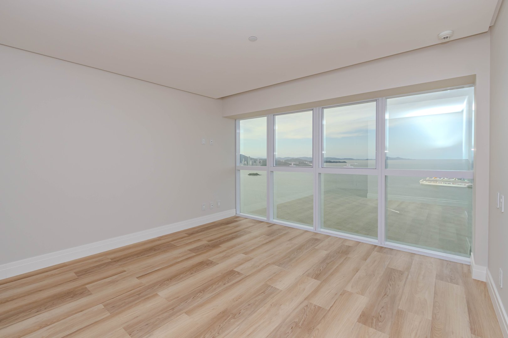 Apartamento frente mar no Edifício One Tower à venda no centro de Balneário Camboriú — foto 35