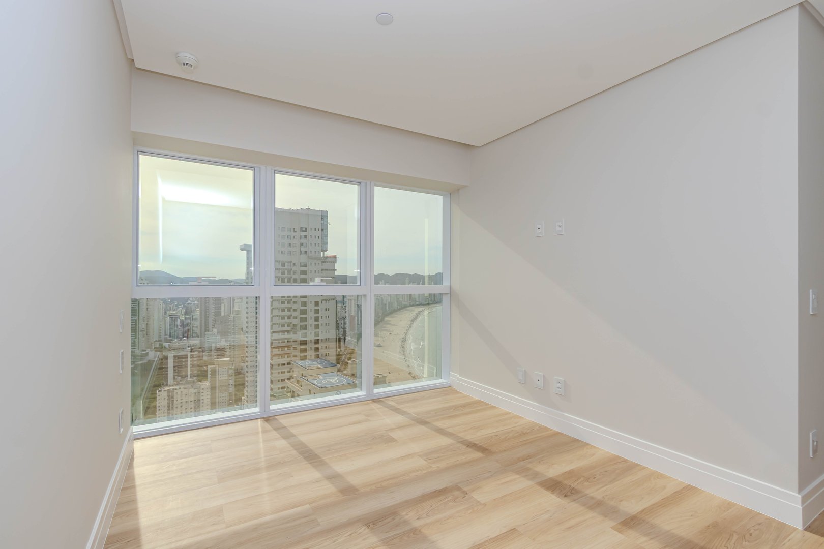 Apartamento frente mar no Edifício One Tower à venda no centro de Balneário Camboriú — foto 10