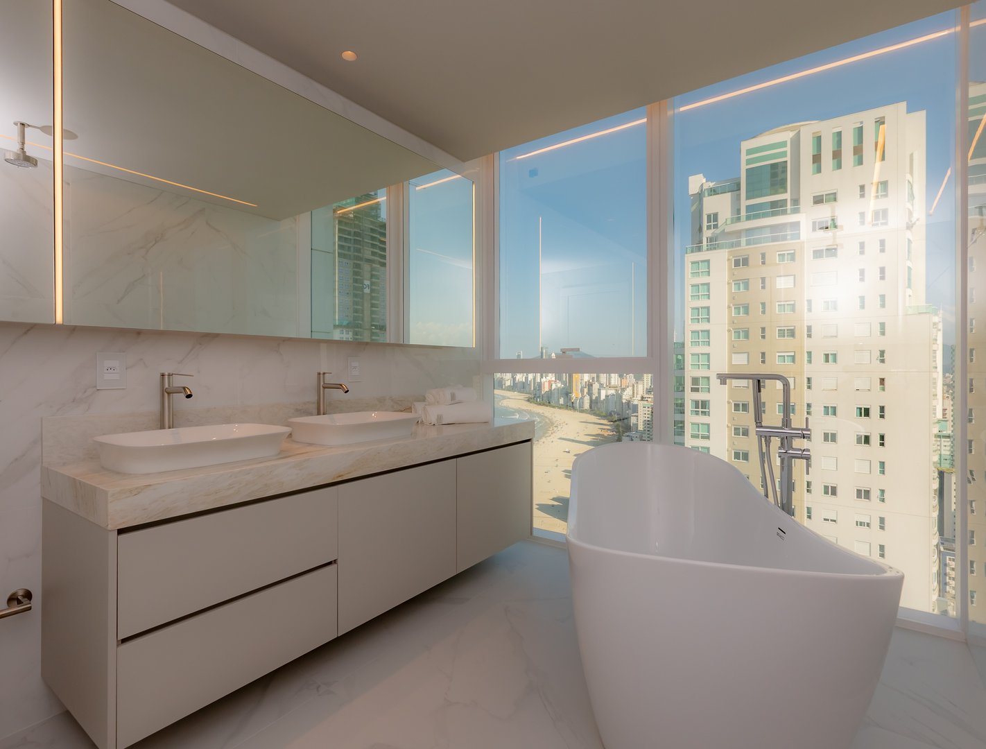 Apartamento Frente Mar no Edifício Boreal Tower à venda no centro de Balneário Camboriú — foto 25