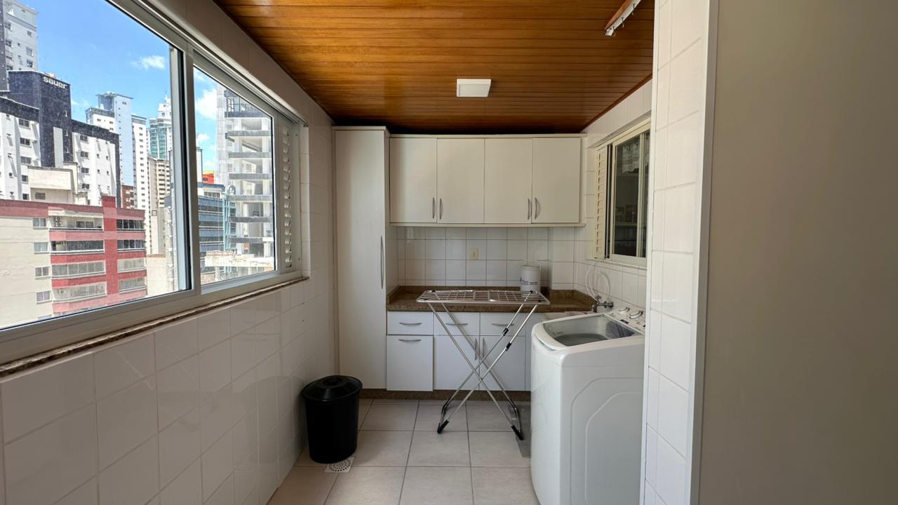 Apartamento Quadra Mar no Edifício Dom Maurício à venda no centro de Balneário Camboriú — foto 6