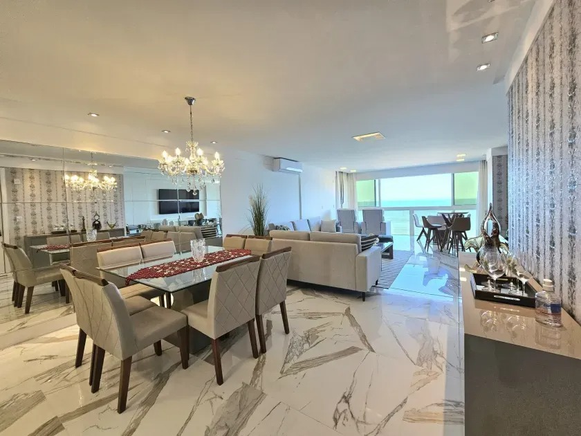 Apartamento Frente Mar no Edifício Saveiro à venda no centro de Balneário Camboriú