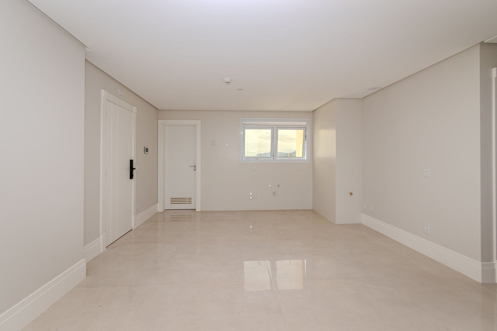 Apartamento frente mar no Edifício One Tower à venda no centro de Balneário Camboriú — foto 35
