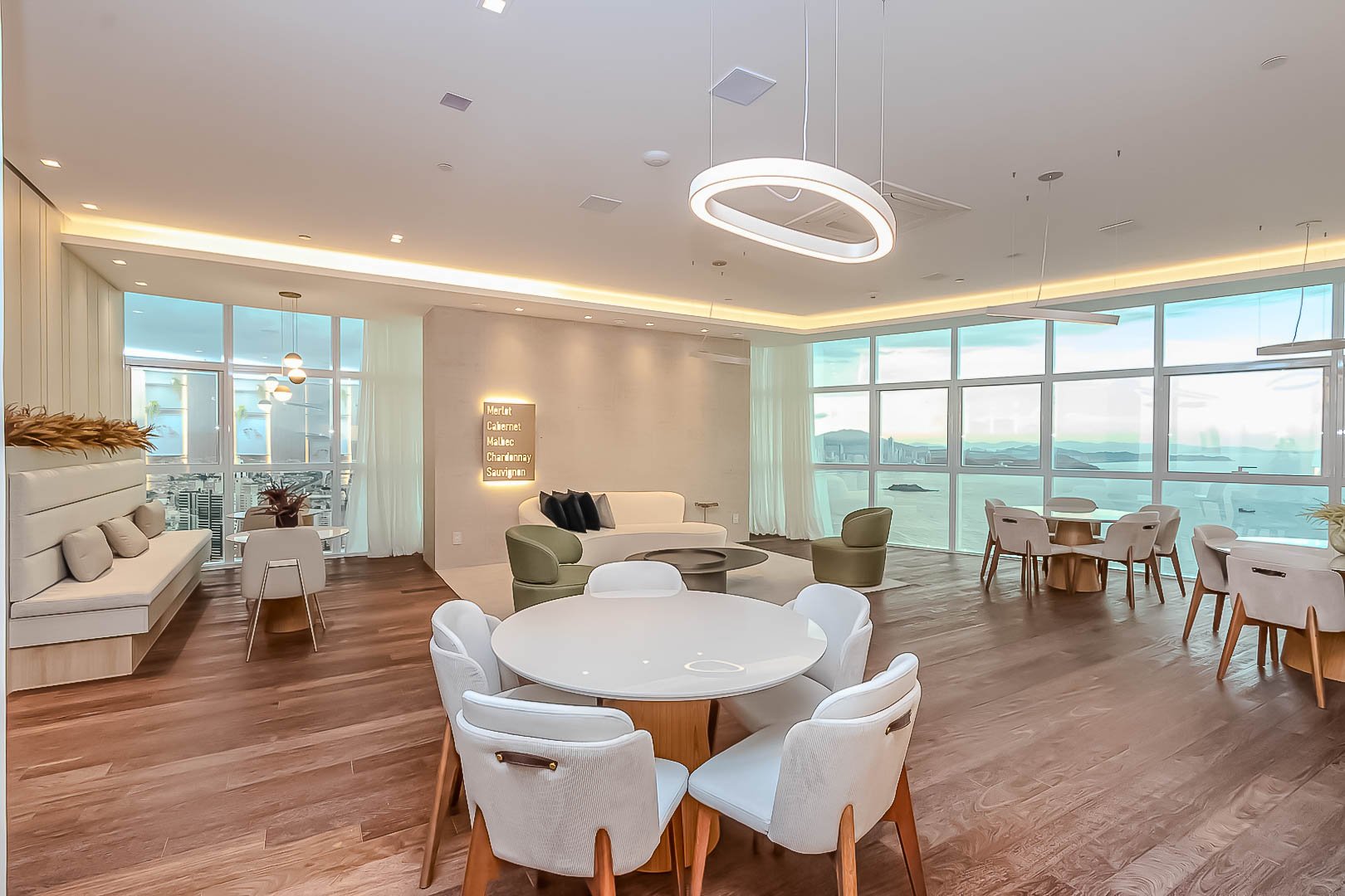 Apartamento Frente Mar no Edifício One Tower à venda no centro de Balneário Camboriú — foto 35