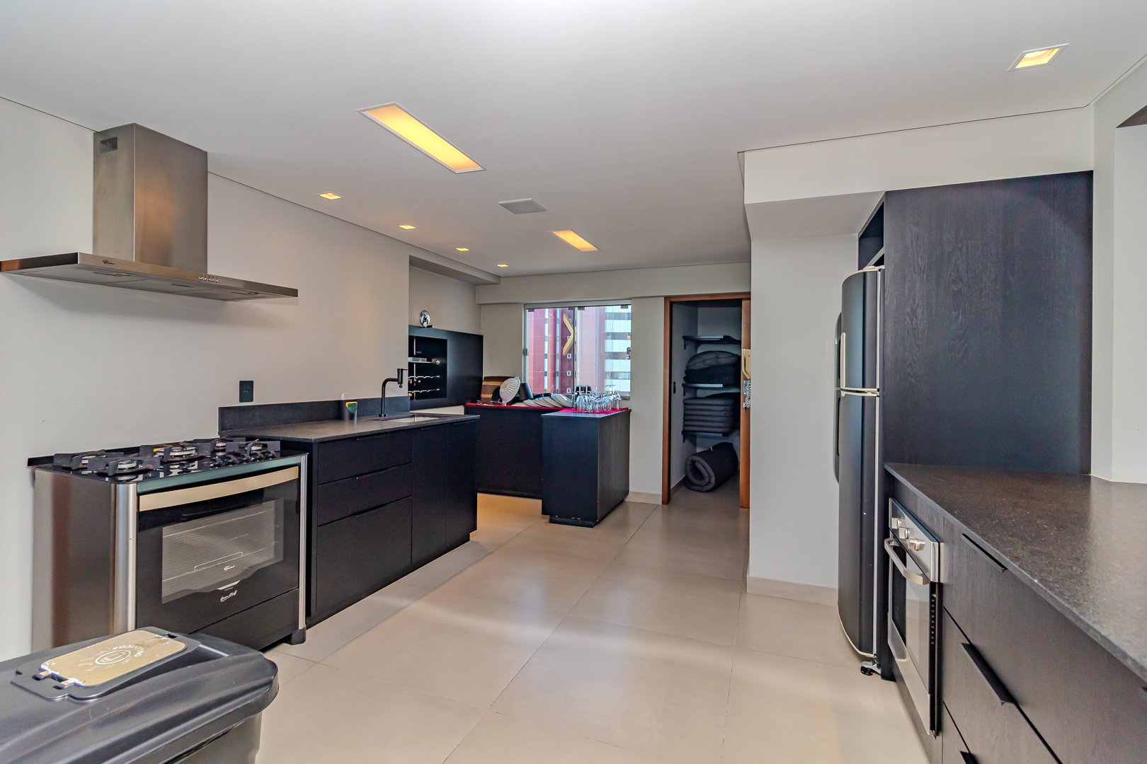 Apartamento quadra mar no Edifício Paris à venda no centro de Balneário Camboriú — foto 32