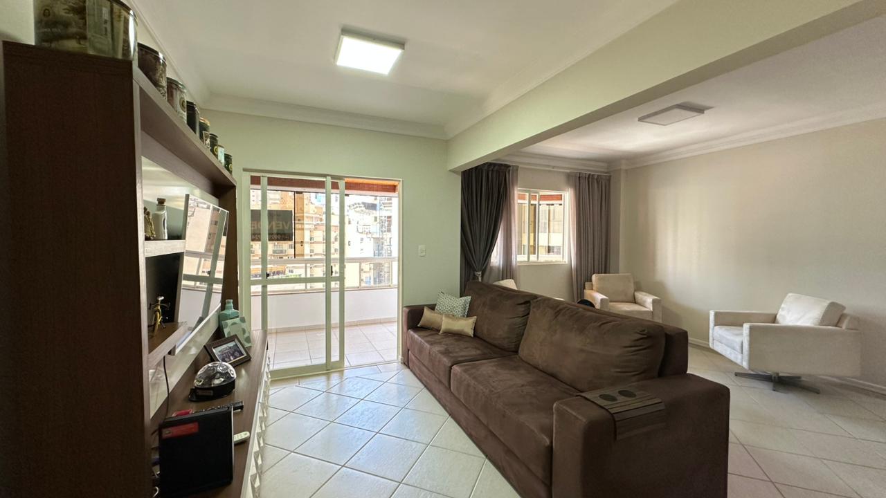 Apartamento Quadra Mar no Edifício Dom Maurício à venda no centro de Balneário Camboriú
