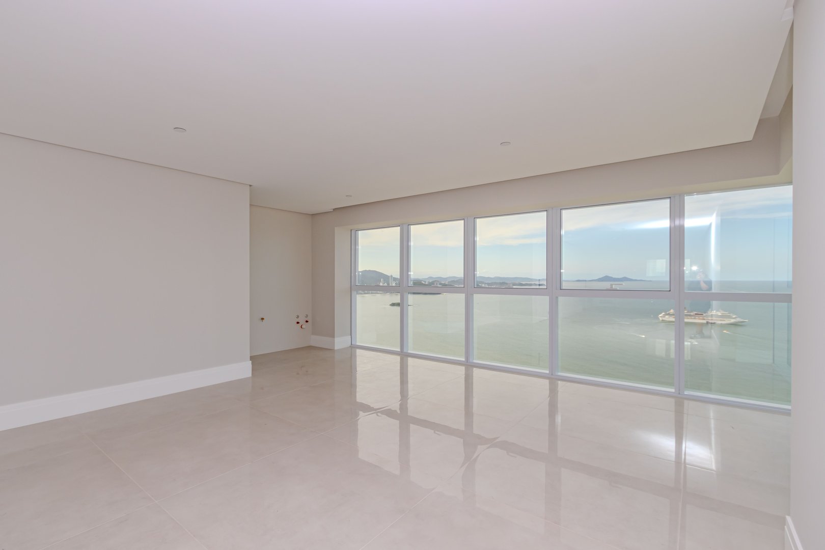 Apartamento Frente Mar no Edifício One Tower à venda no centro de Balneário Camboriú — foto 4