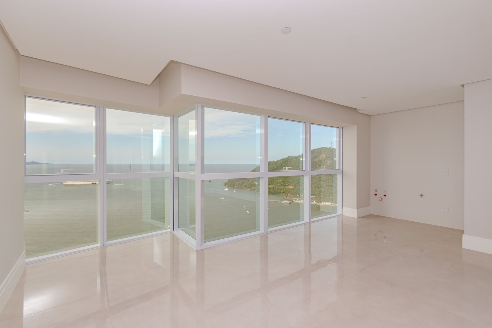 Apartamento frente mar no Edifício One Tower à venda no centro de Balneário Camboriú — foto 30
