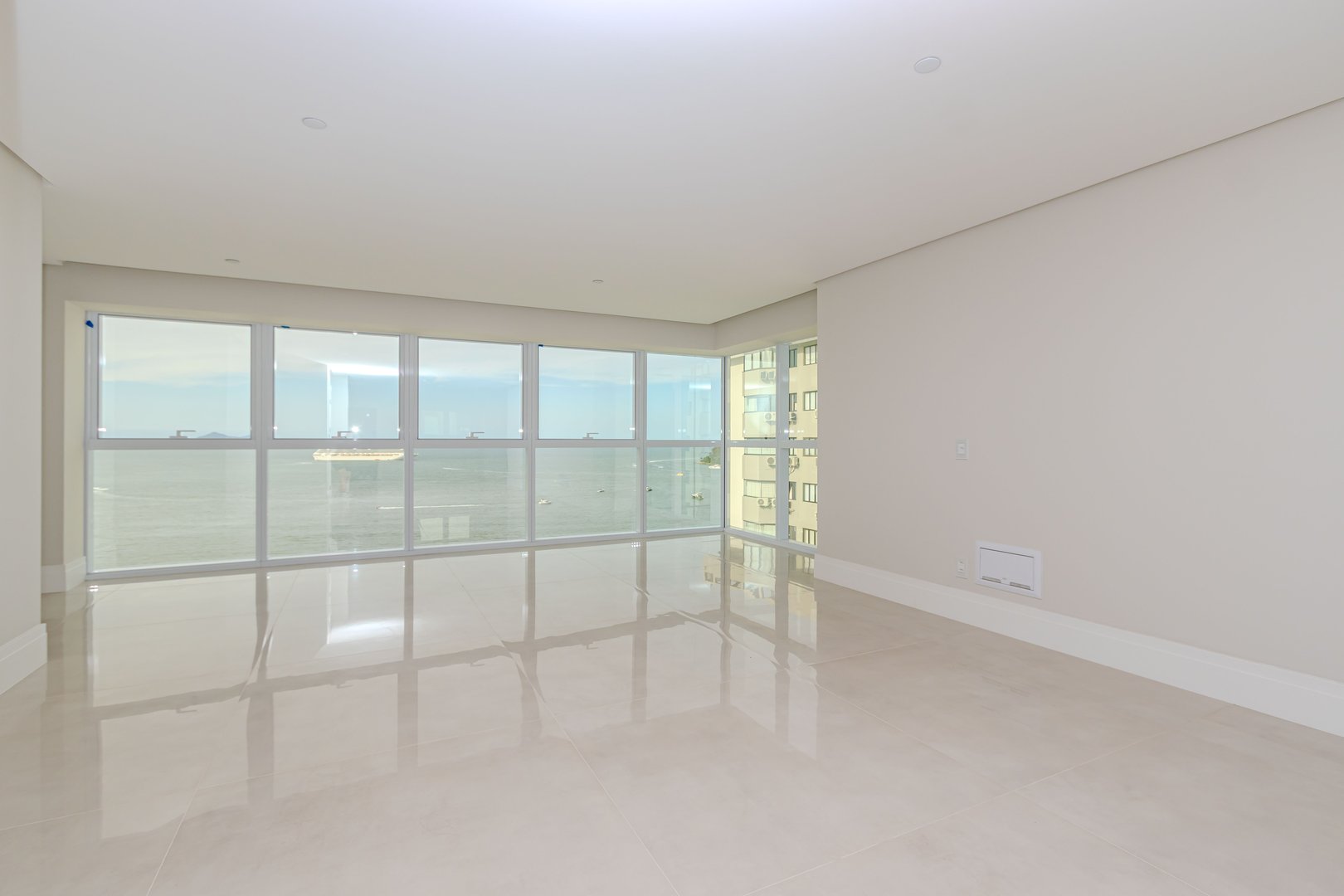 Apartamento Frente Mar no Edifício One Tower à venda no centro de Balneário Camboriú — foto 4