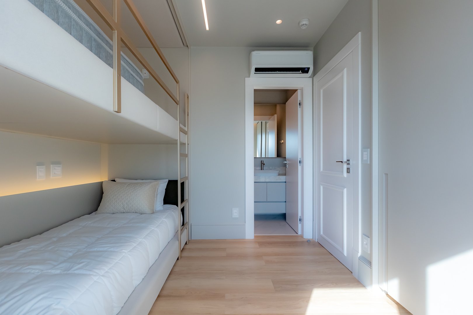 Apartamento Frente Mar no Edifício Boreal Tower à venda no centro de Balneário Camboriú — foto 17