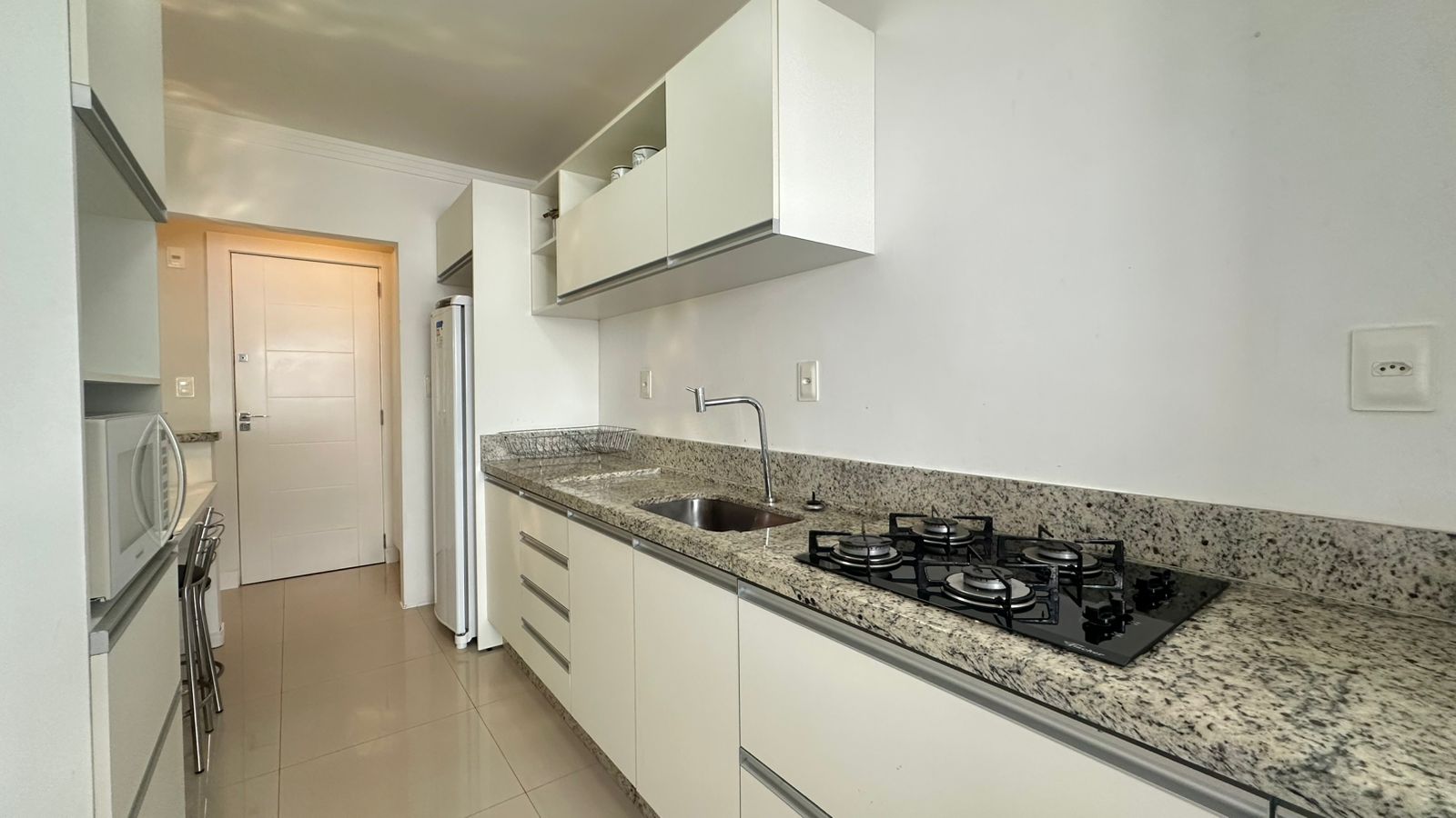 Apartamento Quadra Mar no Edifício Dona Dora à venda no centro de Balneário Camboriú — foto 6