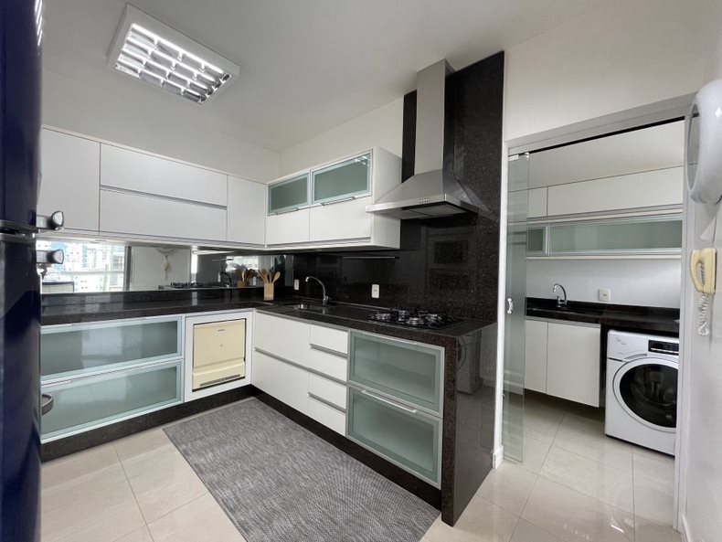 Apartamento Quadra Mar no Edifício La Madeson à venda no centro de Balneário Camboriú — foto 5