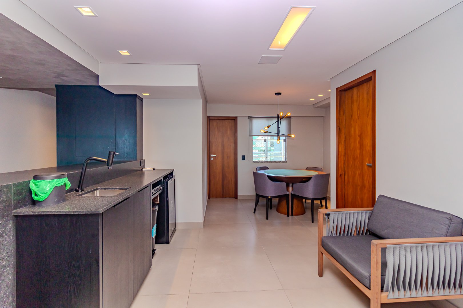 Apartamento quadra mar no Edifício Paris à venda no centro de Balneário Camboriú — foto 30