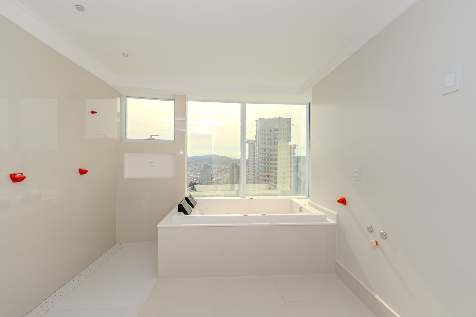 Apartamento frente mar no Edifício One Tower à venda no centro de Balneário Camboriú — foto 6