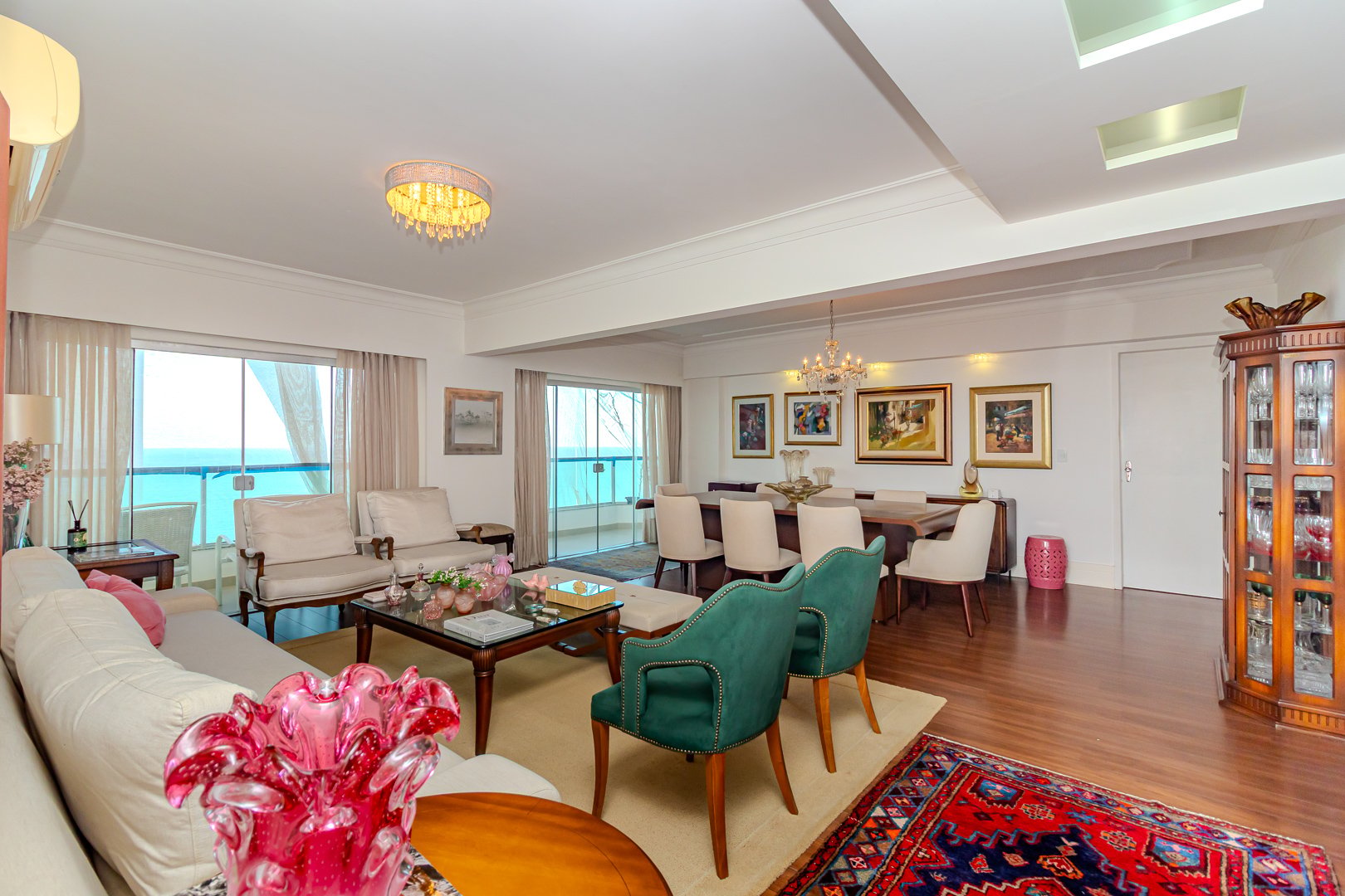 Apartamento quadra mar no Edifício Paris à venda no centro de Balneário Camboriú