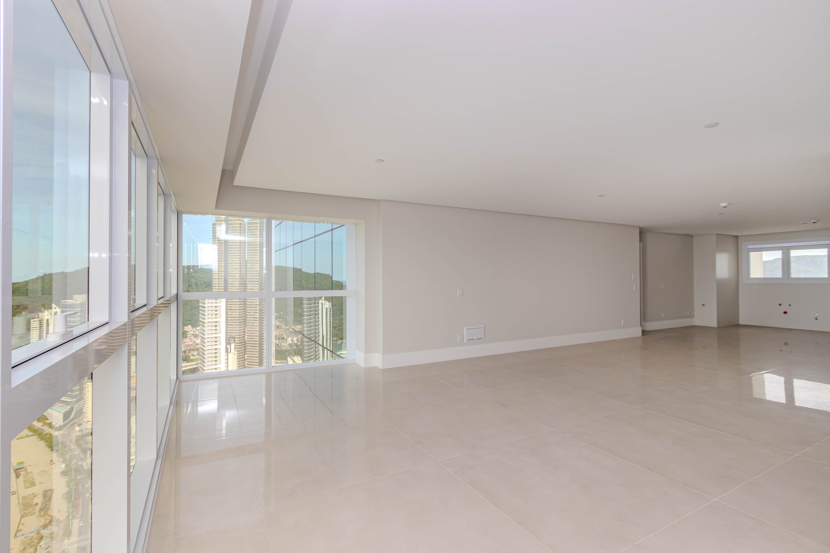 Apartamento frente mar no Edifício One Tower à venda no centro de Balneário Camboriú — foto 6