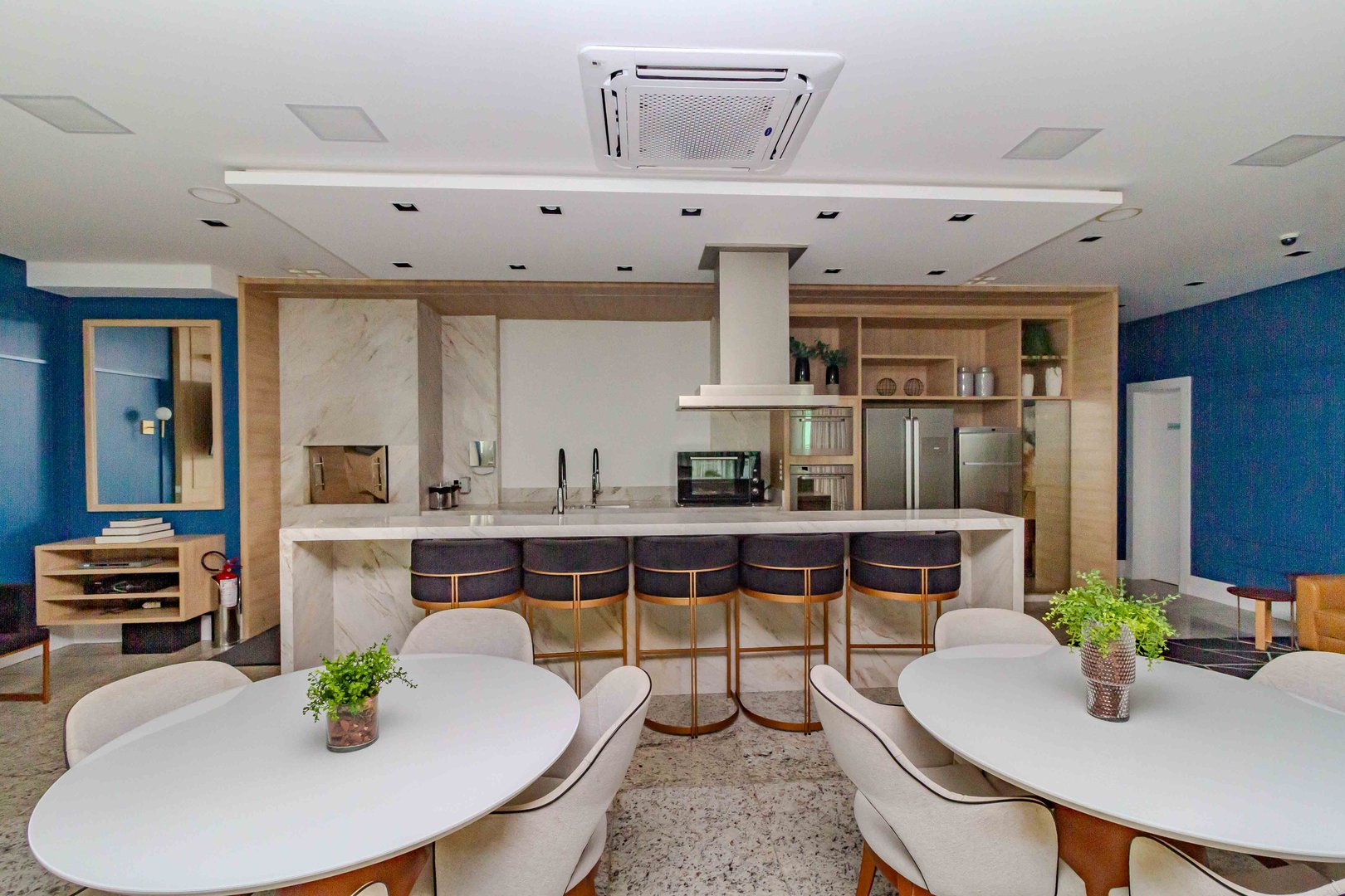 Apartamento Quadra Mar no Edifício La Madeson à venda no centro de Balneário Camboriú — foto 35