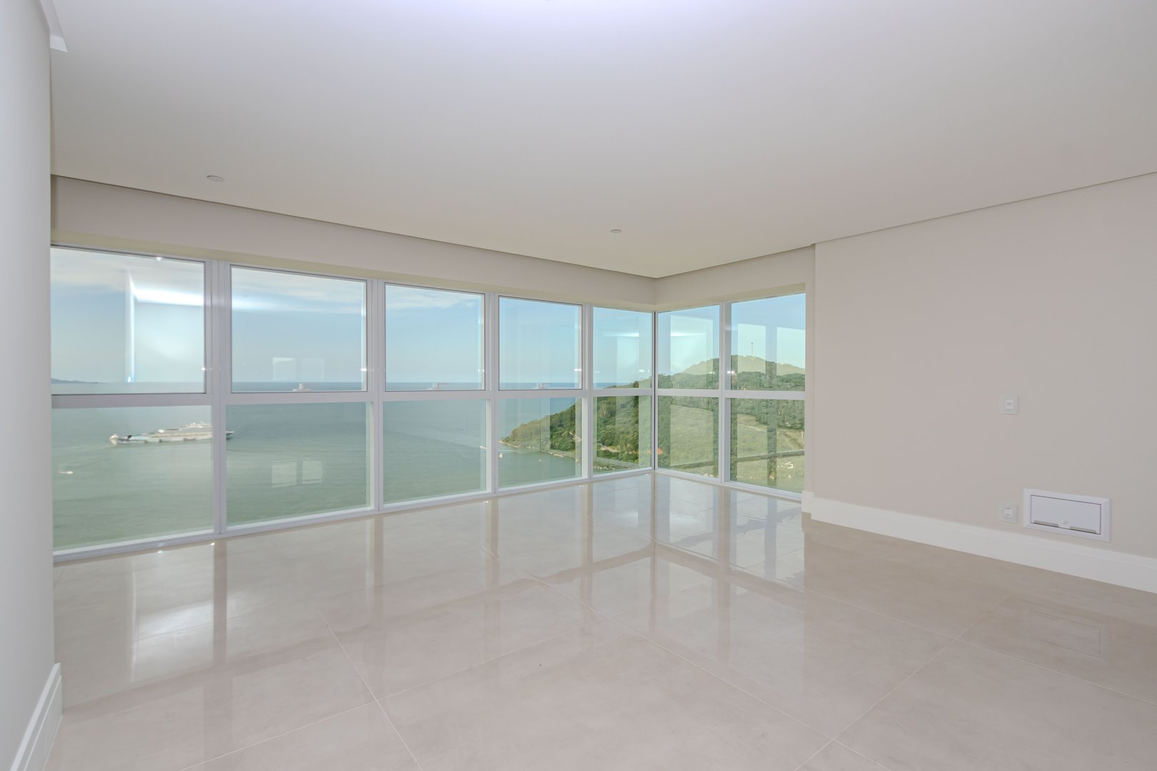 Apartamento Frente Mar no Edifício One Tower à venda no centro de Balneário Camboriú — foto 3