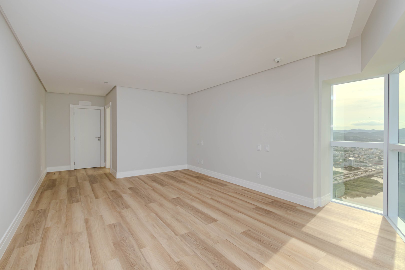 Apartamento frente mar no Edifício One Tower à venda no centro de Balneário Camboriú — foto 3