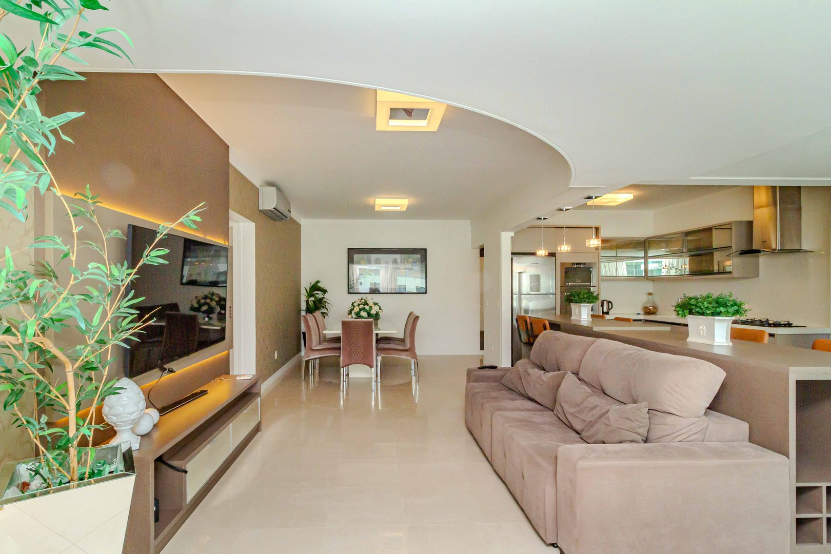 Apartamento Quadra Mar no Edifício La Madeson à venda no centro de Balneário Camboriú