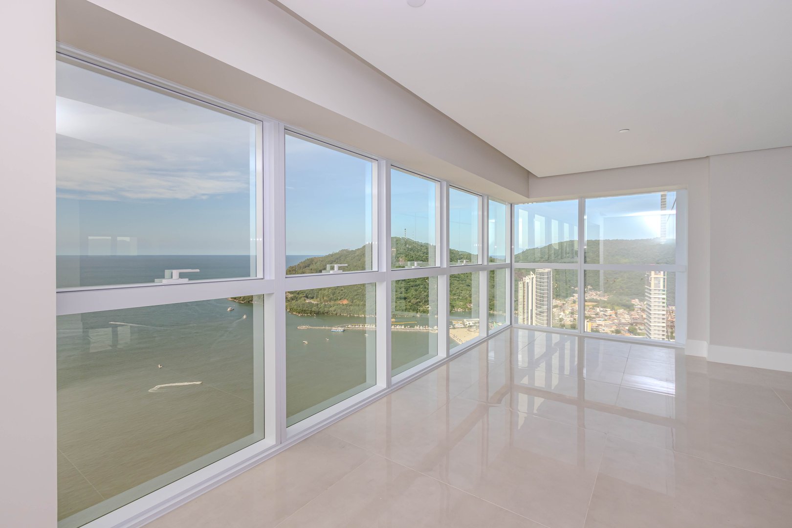 Apartamento Frente Mar no Edifício One Tower à venda no centro de Balneário Camboriú