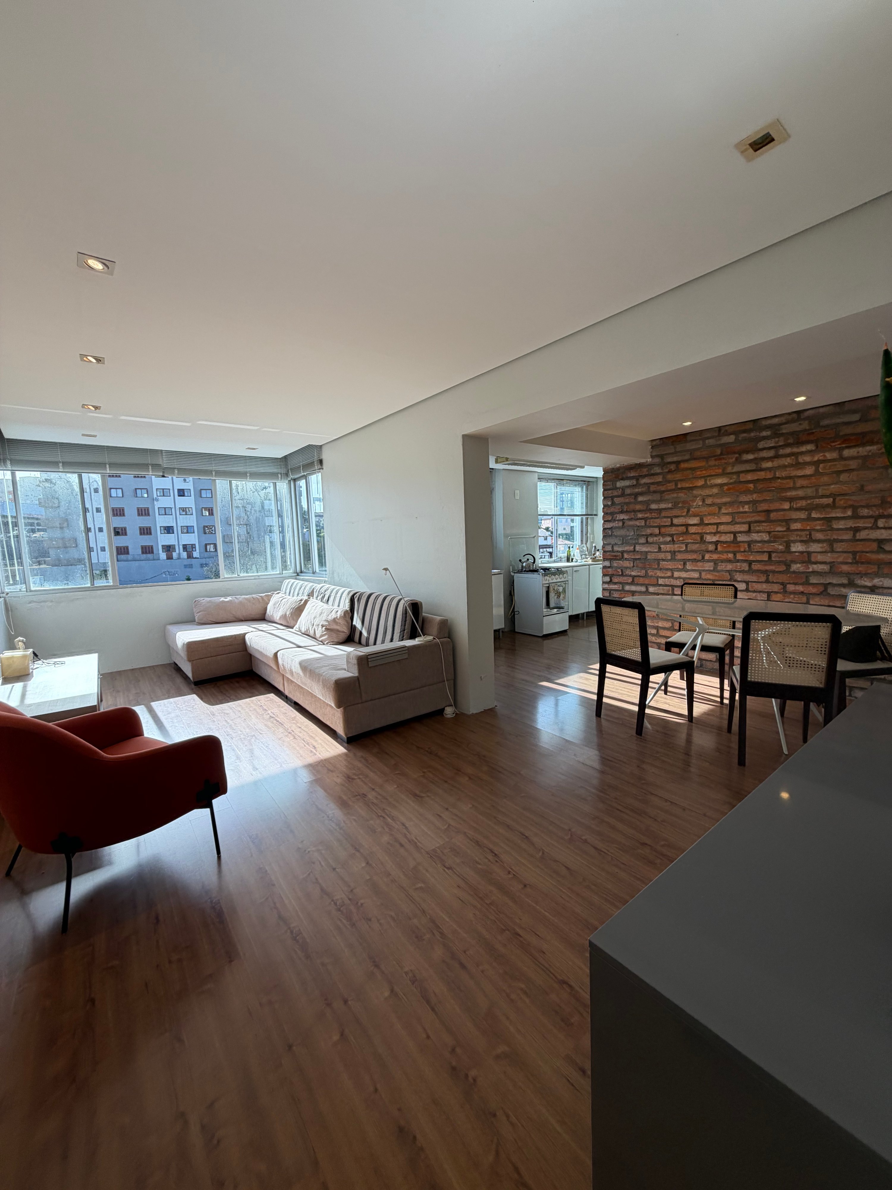 Com 92,48 privativos esse imóvel se destaca pelo living amplo, foto 2