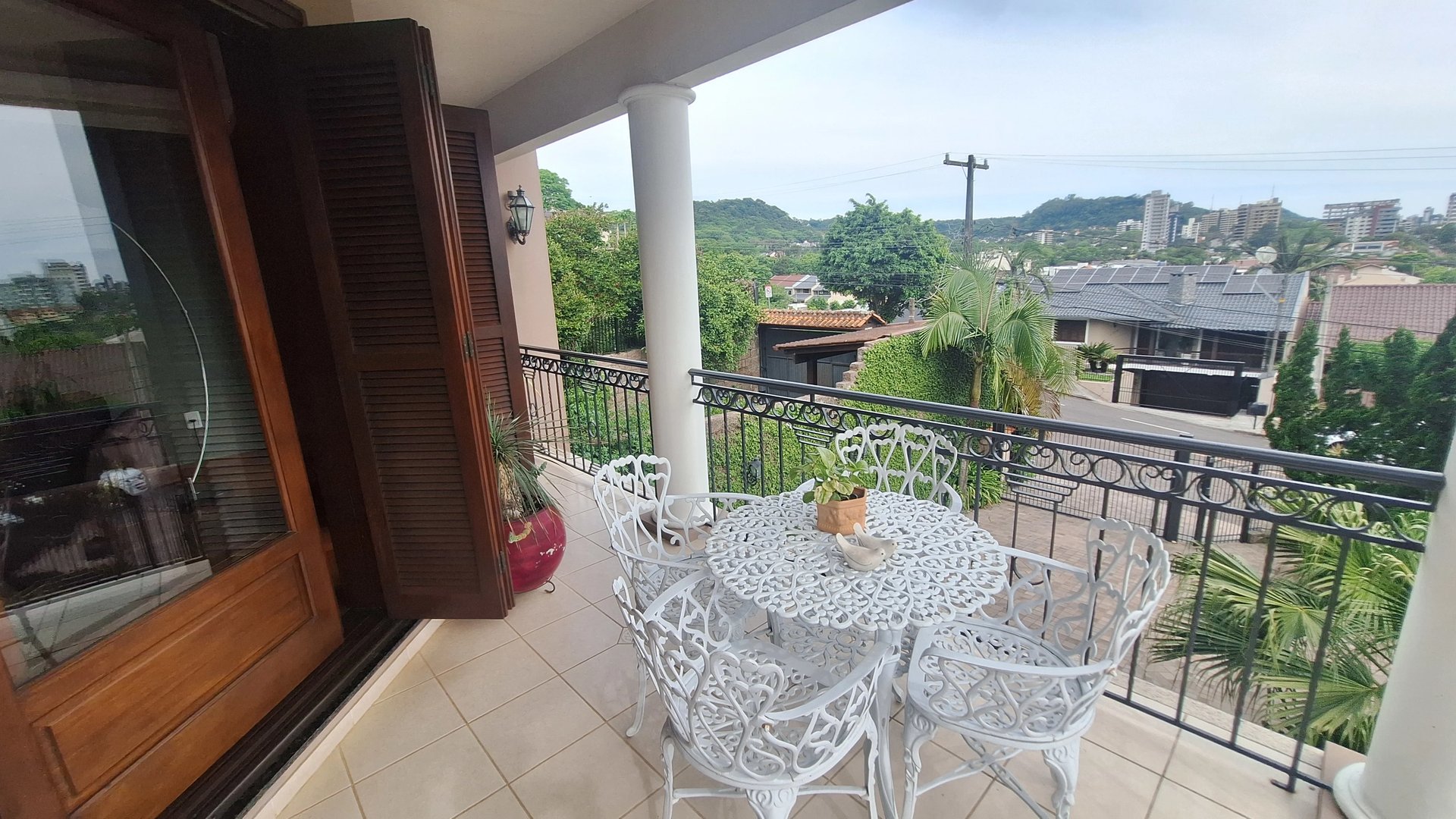 Linda casa de 4 dormitórios 3 suítes, 2 banheiros, piscina com salão de festas - Foto 12