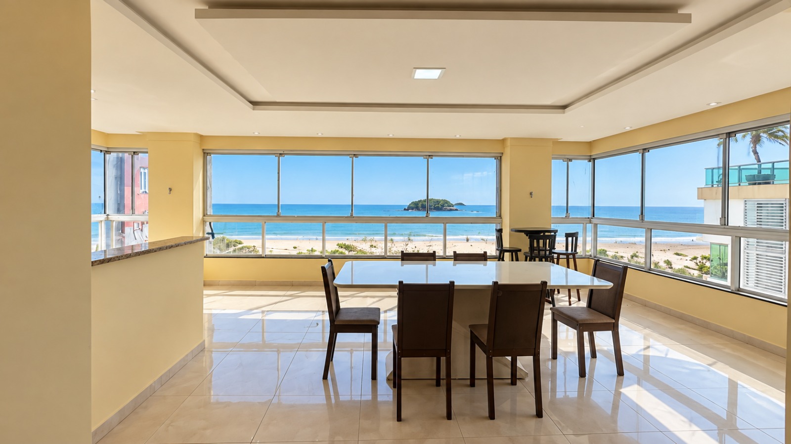 Apartamento frente mar à venda no Pietro Zanella 