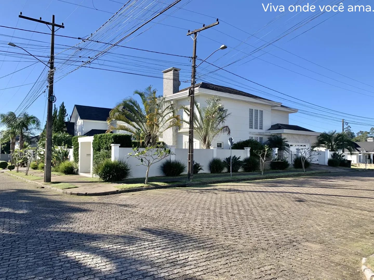 Casa 4 dormitórios de esquina no condomínio Terra Madre