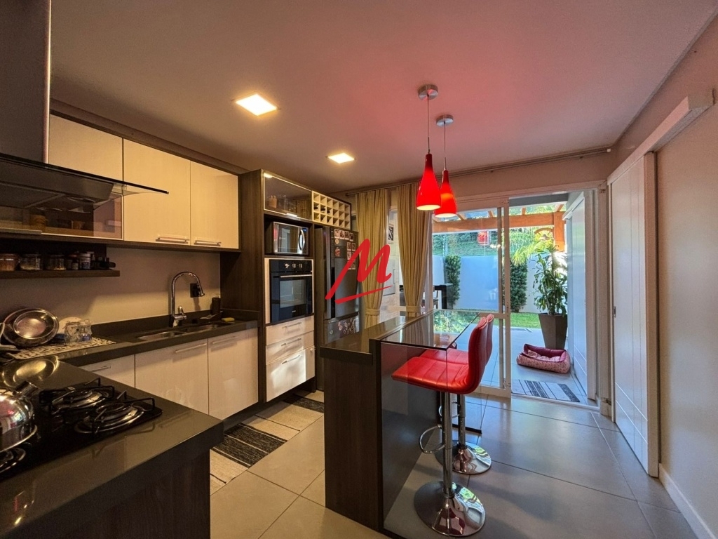 Belíssimo duplex com pátio - Foto 11