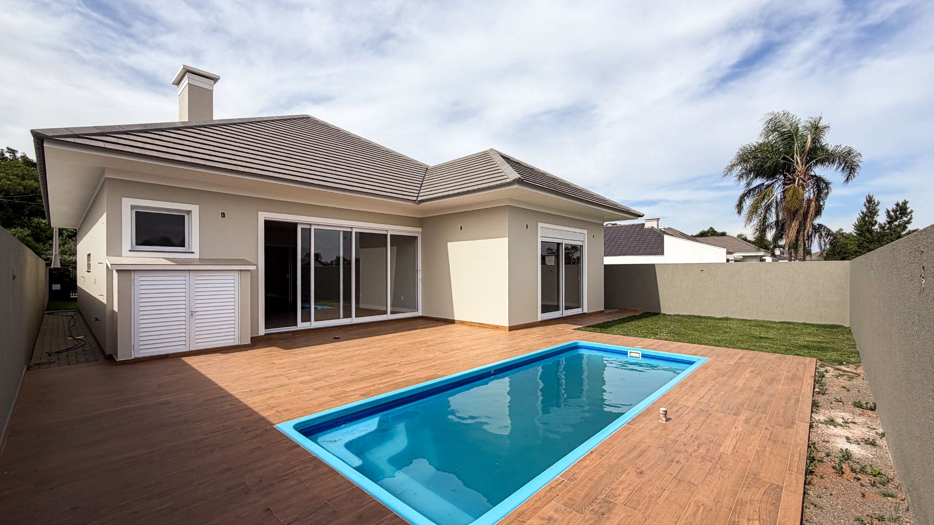 Casa no Royal Country com 3 dormitórios e pátio com piscina