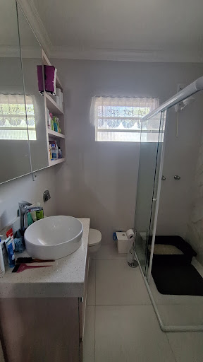 Casa na Avenida com 3 dormitórios e amplo pátio com Piscina - Foto 13