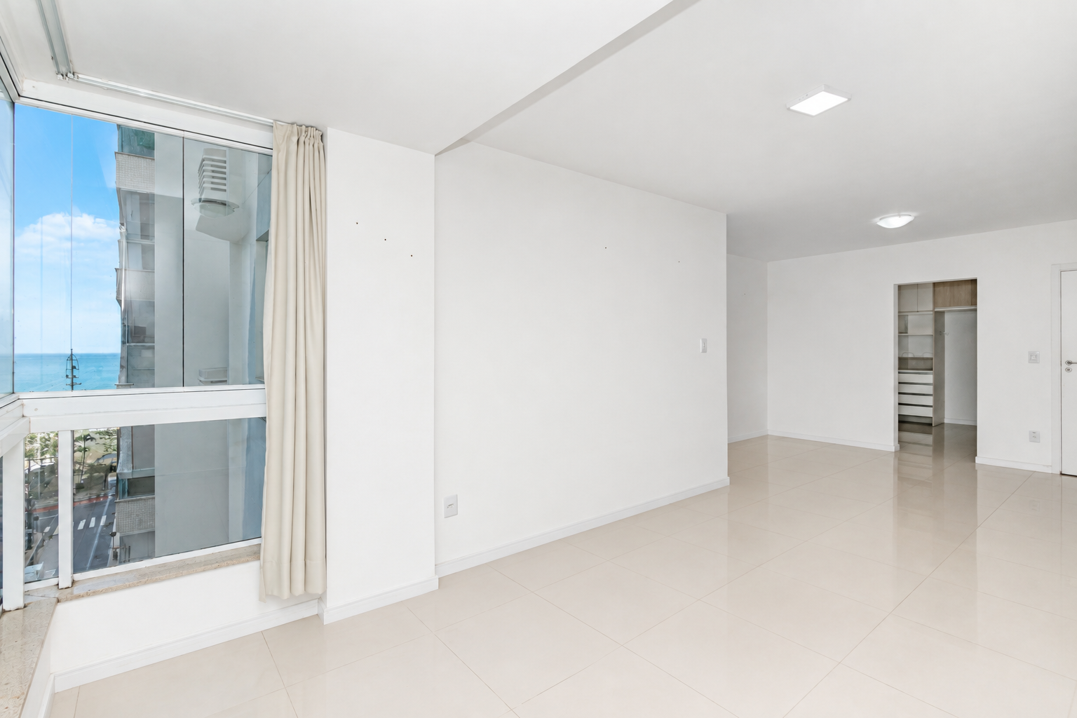 Apartamento Quadra Mar no Edifício Amaralina à venda no centro de Balneário Camboriú
