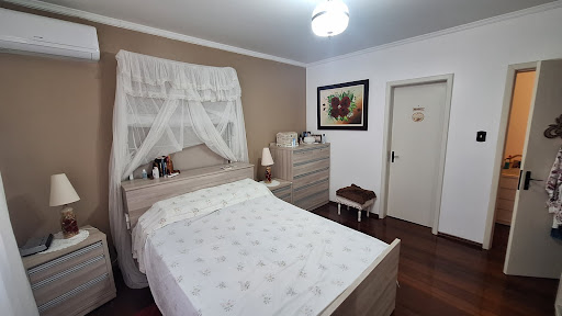 Casa na Avenida com 3 dormitórios e amplo pátio com Piscina - Foto 19
