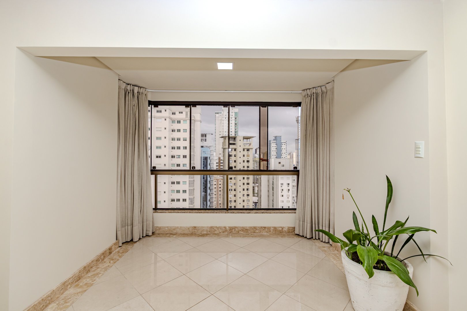 Apartamento Frente Mar Mobiliado no Edifício Monte Olympos à venda em Balneário Camboriú